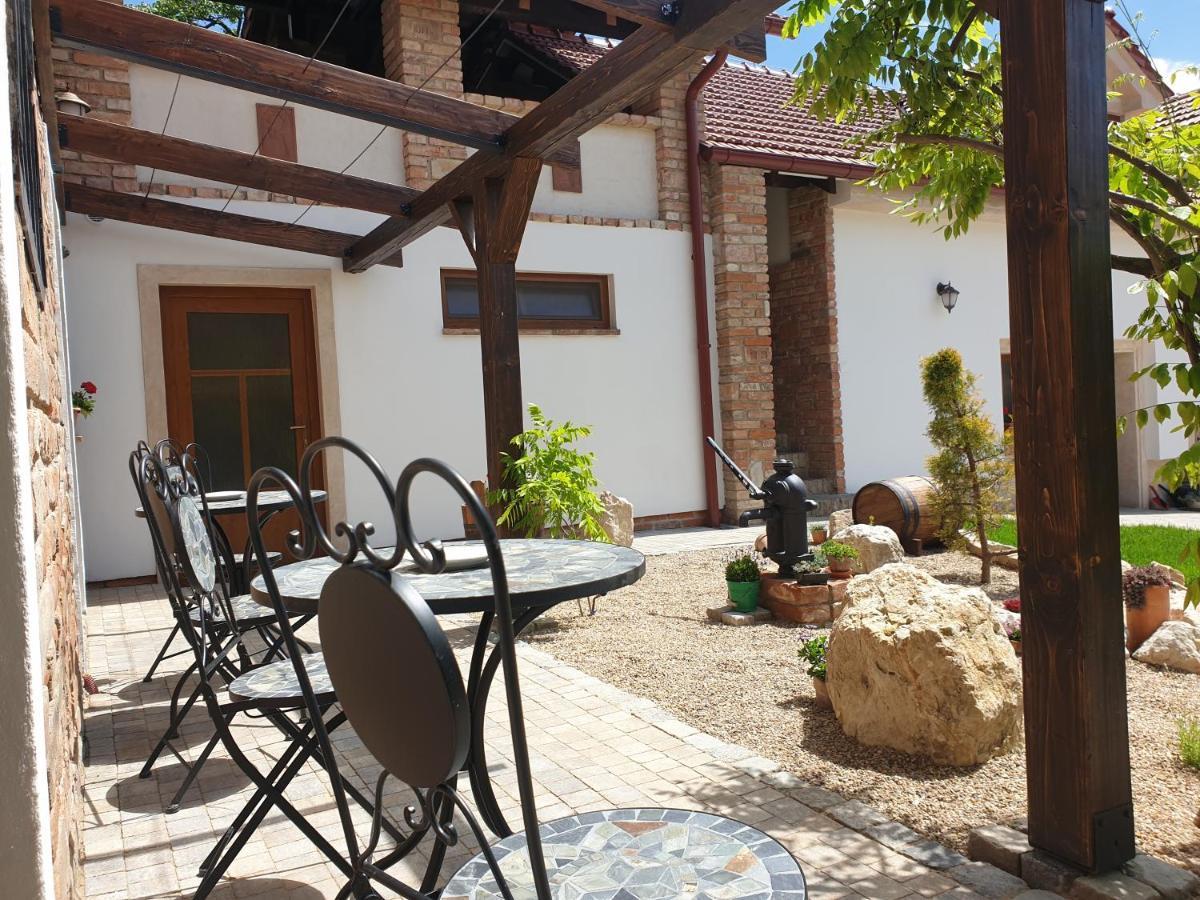 מיקולוב Apartmany In Veritas מראה חיצוני תמונה