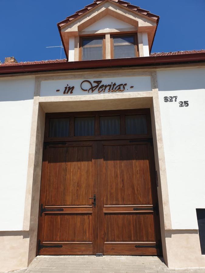 מיקולוב Apartmany In Veritas מראה חיצוני תמונה