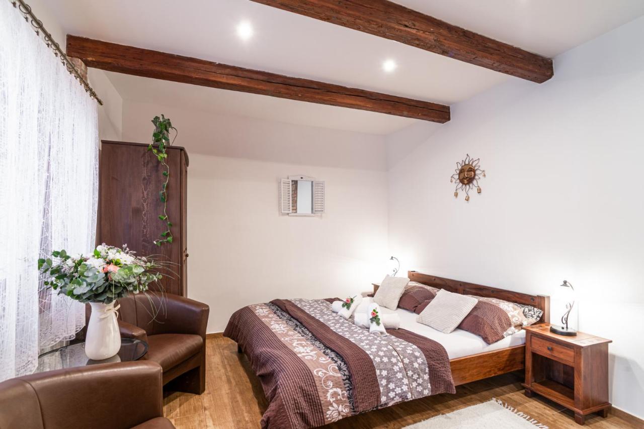 מיקולוב Apartmany In Veritas מראה חיצוני תמונה