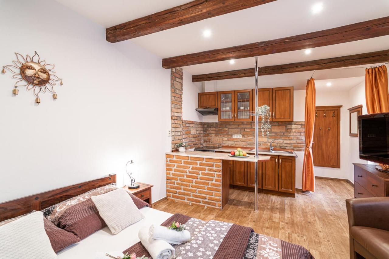 מיקולוב Apartmany In Veritas מראה חיצוני תמונה